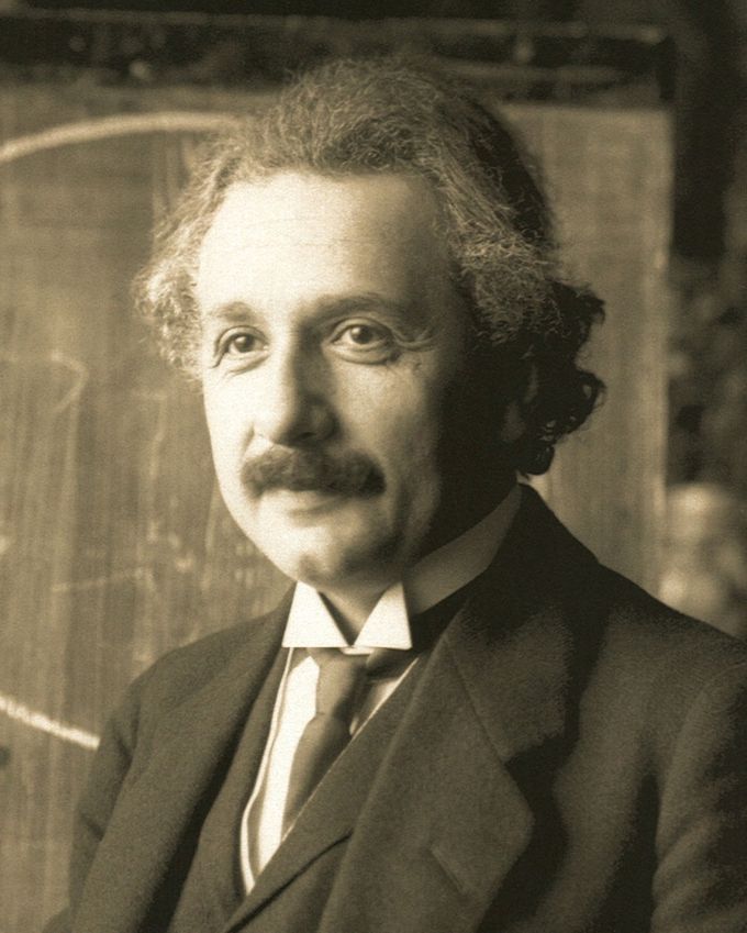 Albert Einstein was een Duits, Zwitserse en Amerikaanse theoretisch natuurkundige van Joodse afkomst. Hij wordt algemeen gezien als een van de belangrijkste natuurkundigen uit de geschiedenis.
In werkelijkheid was hij geen uitvinder maar een theoreticus met vele onwaarheden. Zijn aannames waren zo slecht dat een reeks van formules volgden op zijn theorie.